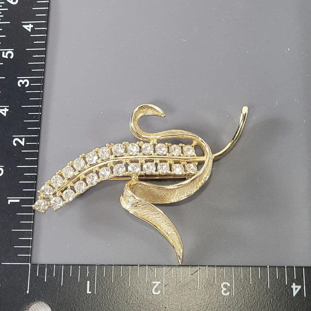 Sarah Coventry Vintage Gold Tone Rhinestone Corn Brooch‎ and Clip Earring Set